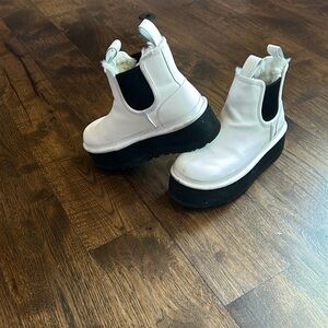 UGG Ladies Neumel Platform. Chelsea  Boots